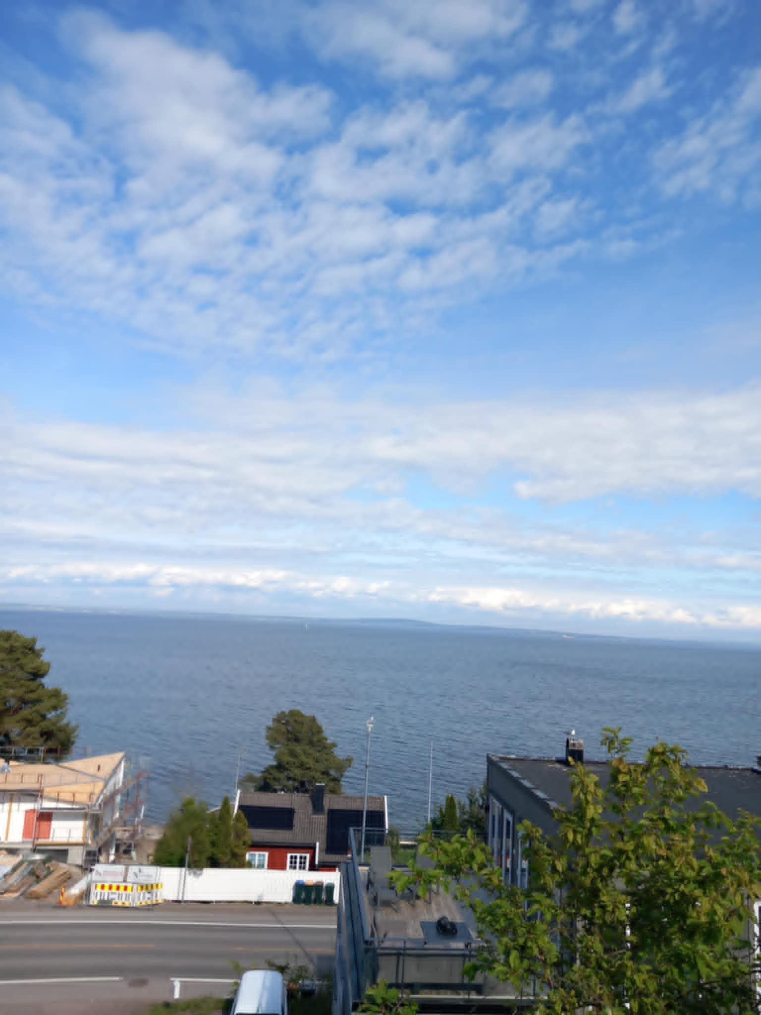 Utsikt fra stuen. Boligen ser rett ut på Oslofjorden.